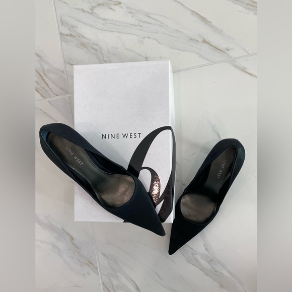 Beautiful Nine West Black Satin Pumps, Size 7 - Picture 7 of 7